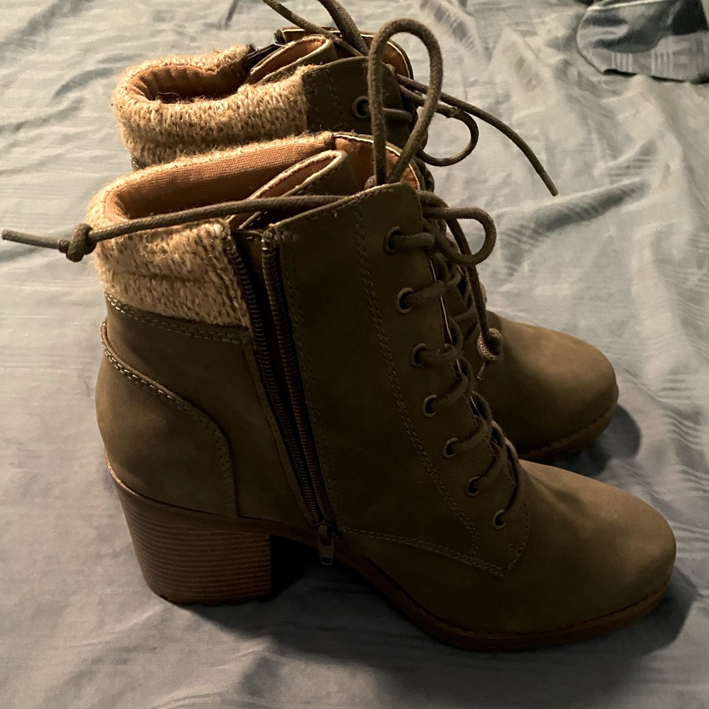 U2 heeled booties
